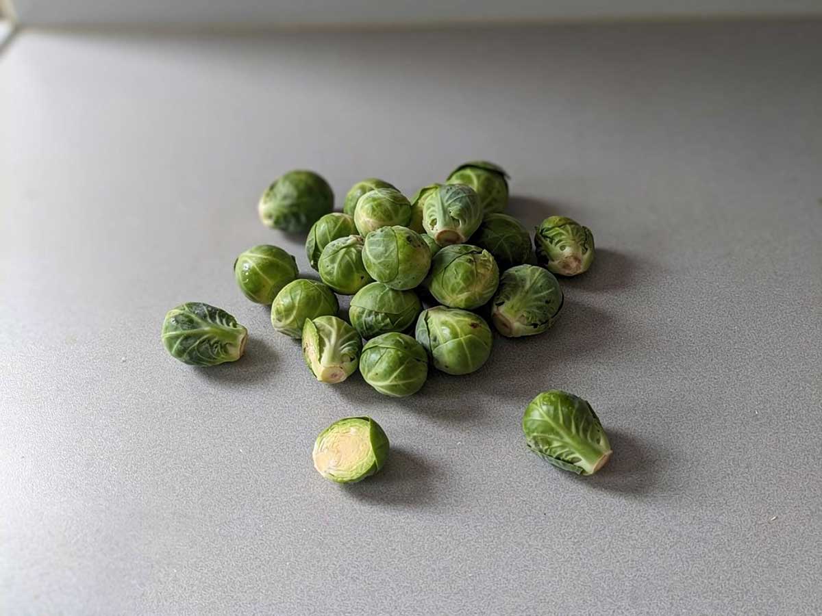 Verse spruitjes op het werkblad van de keuken.