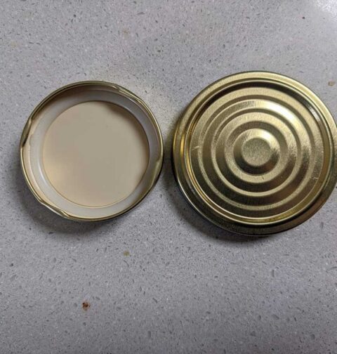 De binnenkant van een jampot bepaalt de werkwijze bij jam maken. Hier zie je links een jampot met plastic coating aan de binnenkant.