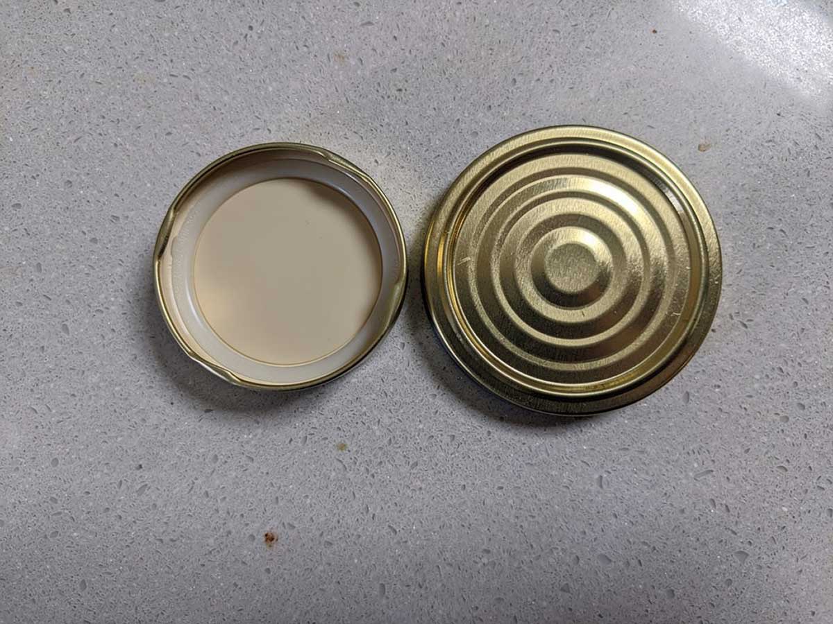 De binnenkant van een jampot bepaalt de werkwijze bij jam maken. Hier zie je links een jampot met plastic coating aan de binnenkant.