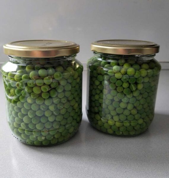 2 grote weckpotten met geweckte doperwten.