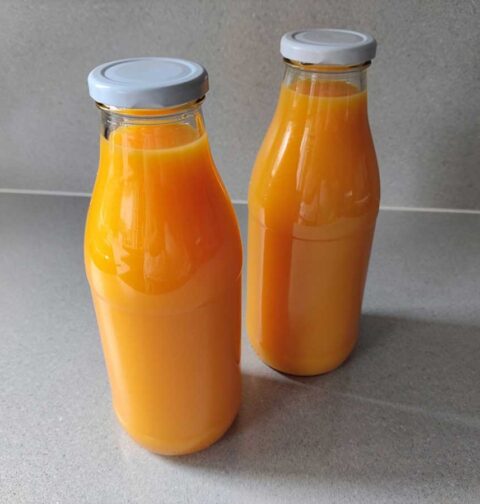 2 flesjes zelfgemaakt mangosap.