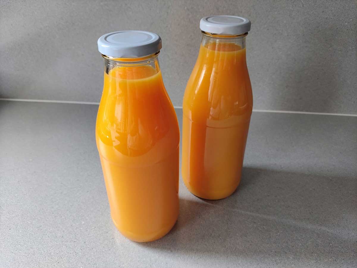 2 flesjes zelfgemaakt mangosap.