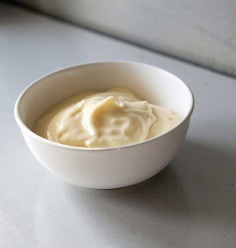 Een klein bakjes met mayonaise om te bewaren.