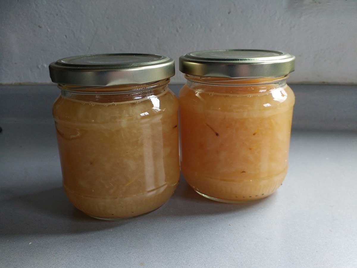 2 grote jampotten met daarin zelfgemaakt perenjam zonder suiker.
