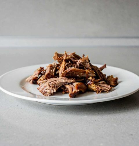 Een bordje met overgebleven pulled pork.