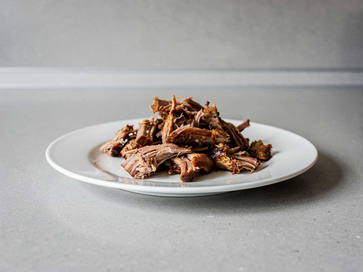 Een bordje met overgebleven pulled pork.