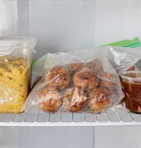 Stamppot, gehaktballen en jus staan in de koelkast om langzaam te ontdooien.