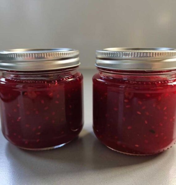 2 jampotten waartin de jam perfect is opgestijft.