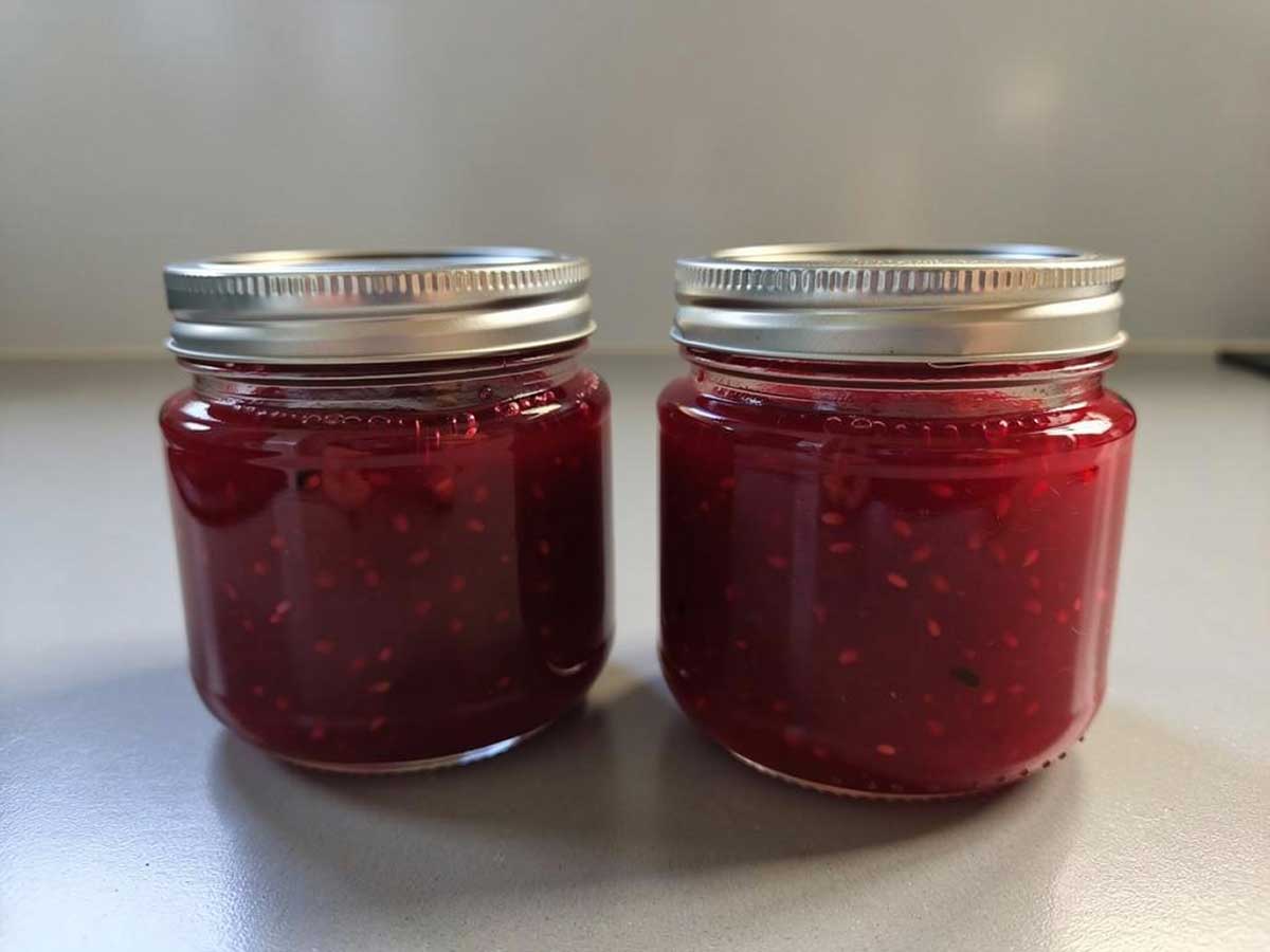 2 jampotten waartin de jam perfect is opgestijft.