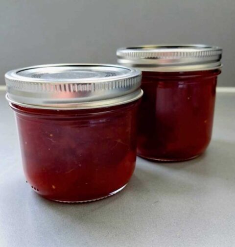 2 jampotten met aardbeien-rabarberjam.