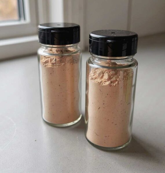 2 kruidenpotjes met zelfgemaakt appelpoeder.