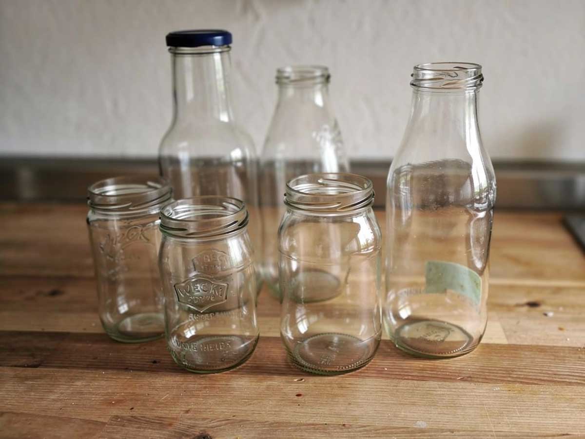 Verschillende potten en flessen die vooraf gesteriliseerd moeten worden.