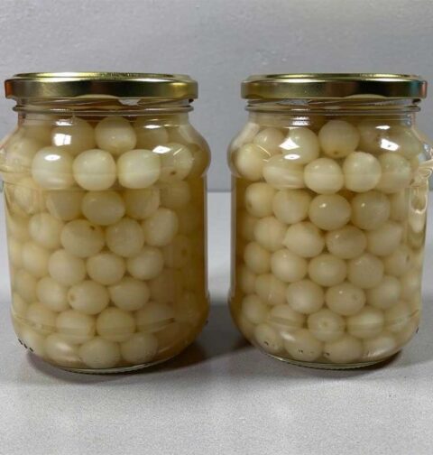 Twee grote inmaakpotten met ingemaakte zilveruitjes.